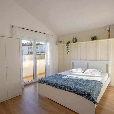Апартаменты Apartman Rojo Омиш Экстерьер фото